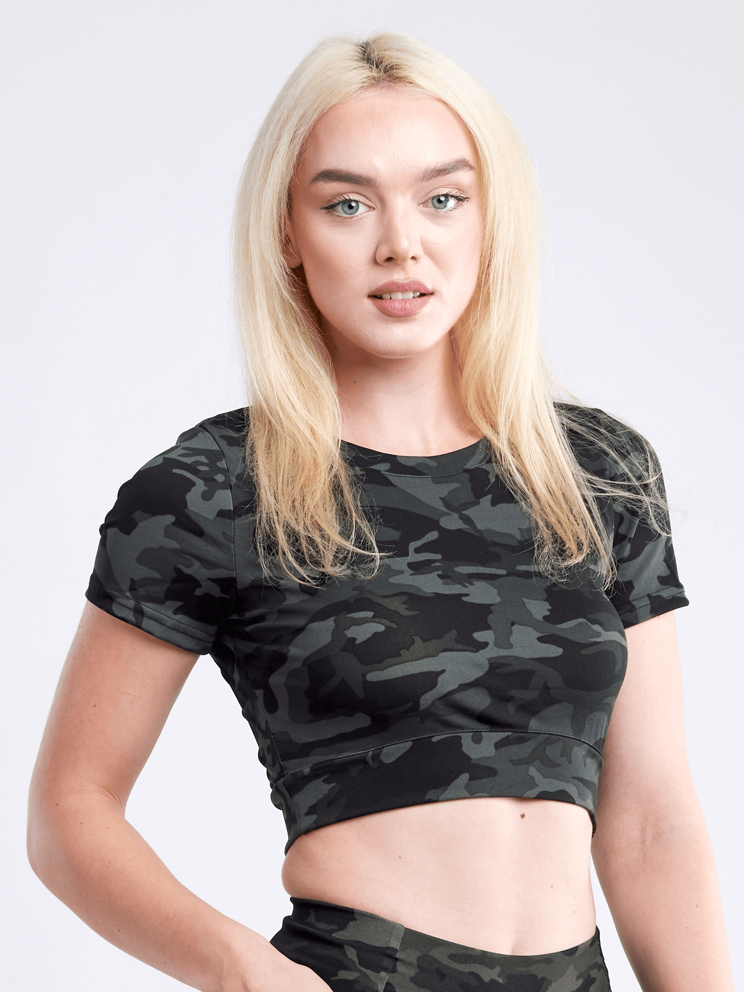 Short-Sleeve Crop Top - Outdoorsavage