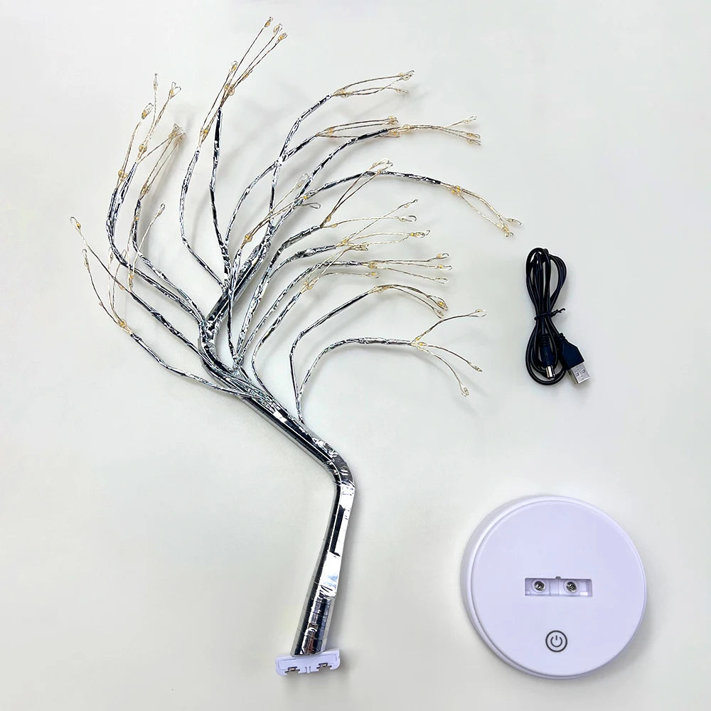Diese 36/108Leds Tabletop Tree Lampe ist die perfekte Ergänzung für Ihre Party- oder Feiertagsdekoration. Die dekorativen LED-Lichter erzeugen eine stimmungsvolle RGB-Farbatmosphäre und sorgen für ein festliches Ambiente. Ideal für Halloween, Weihnachten oder einfach nur zur Verschönerung Ihres Zuhauses. Holen Sie sich diese einzigartige LED-Lampe und verleihen Sie jedem Raum eine magische Note.