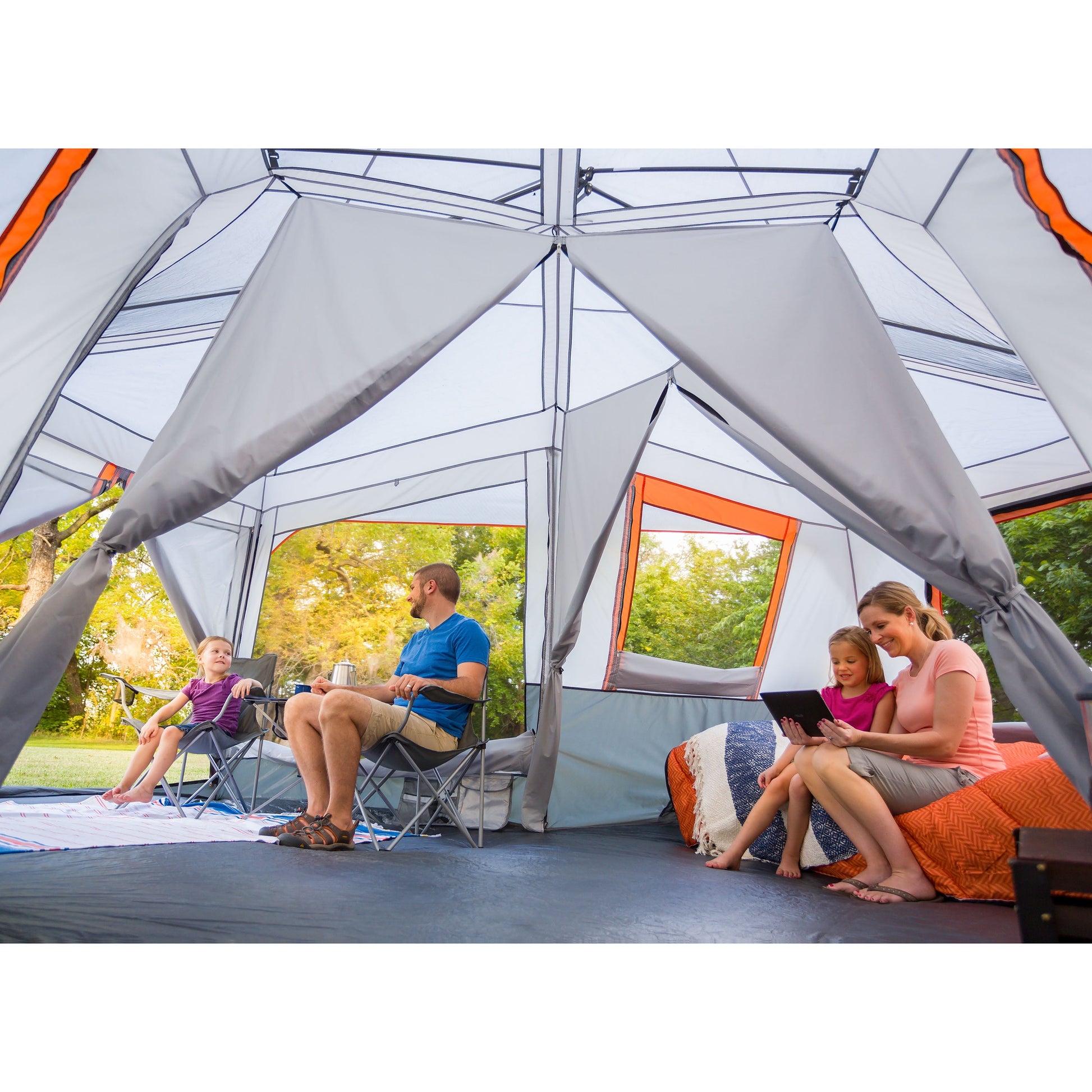 Dieses geräumige 20' x 18' Instant Cabin Zelt bietet Platz für bis zu 12 Personen und verfügt über einen separaten Screen Room für zusätzlichen Komfort. Mit einem Gewicht von nur 56,5 lbs ist es leicht zu transportieren und schnell aufzubauen. Ideal für Campingausflüge oder Outdoor-Abenteuer mit Freunden und Familie.