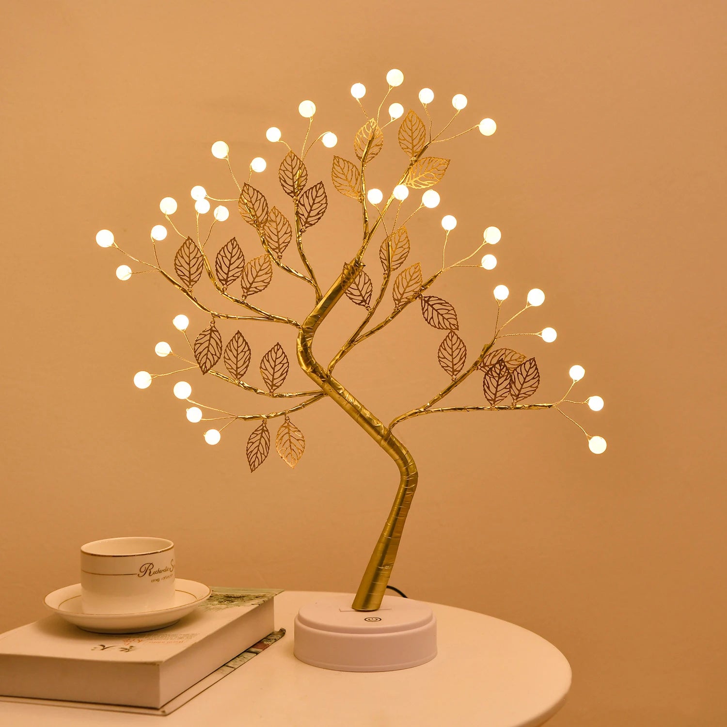 Diese 36/108Leds Tabletop Tree Lampe ist perfekt für die Dekoration Ihres Zuhauses während der Feiertage wie Halloween und Weihnachten. Die RGB-Farbstimmungslichter schaffen eine festliche Atmosphäre und können auch für Partys verwendet werden. Diese dekorativen LED-Lichter sind sowohl stilvoll als auch energieeffizient und ein einzigartiges Element, um Ihre Inneneinrichtung aufzuhellen.
