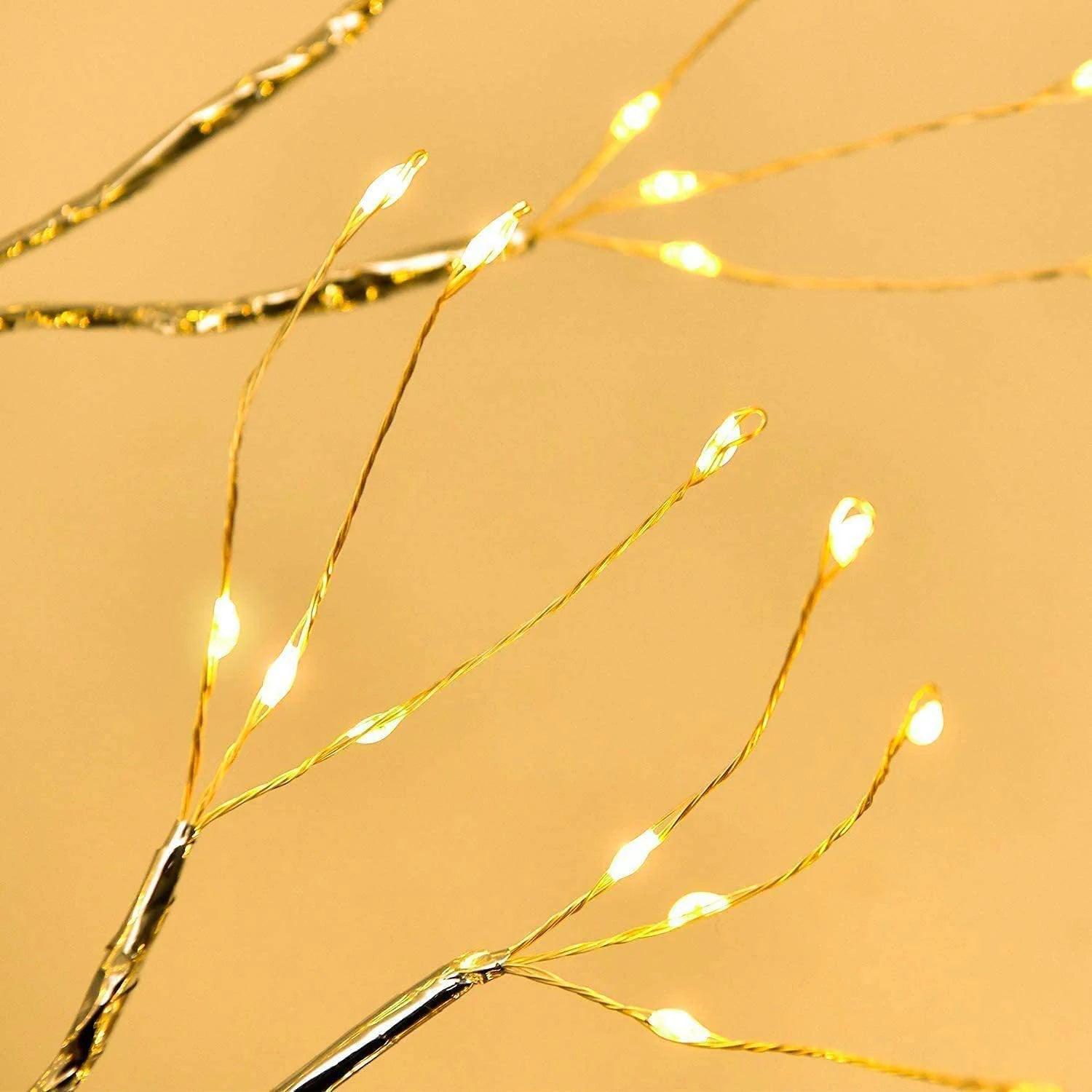 Dieses stilvolle 36/108Leds Tabletop Baumlampe ist die perfekte Dekoration für Partys, Halloween, Weihnachten oder einfach nur für Zuhause. Die LED-Lichter erzeugen eine Atmosphäre in RGB-Farben und schaffen eine gemütliche Stimmung. Verleihen Sie Ihrem Raum mit dieser dekorativen Lampe eine besondere Note.