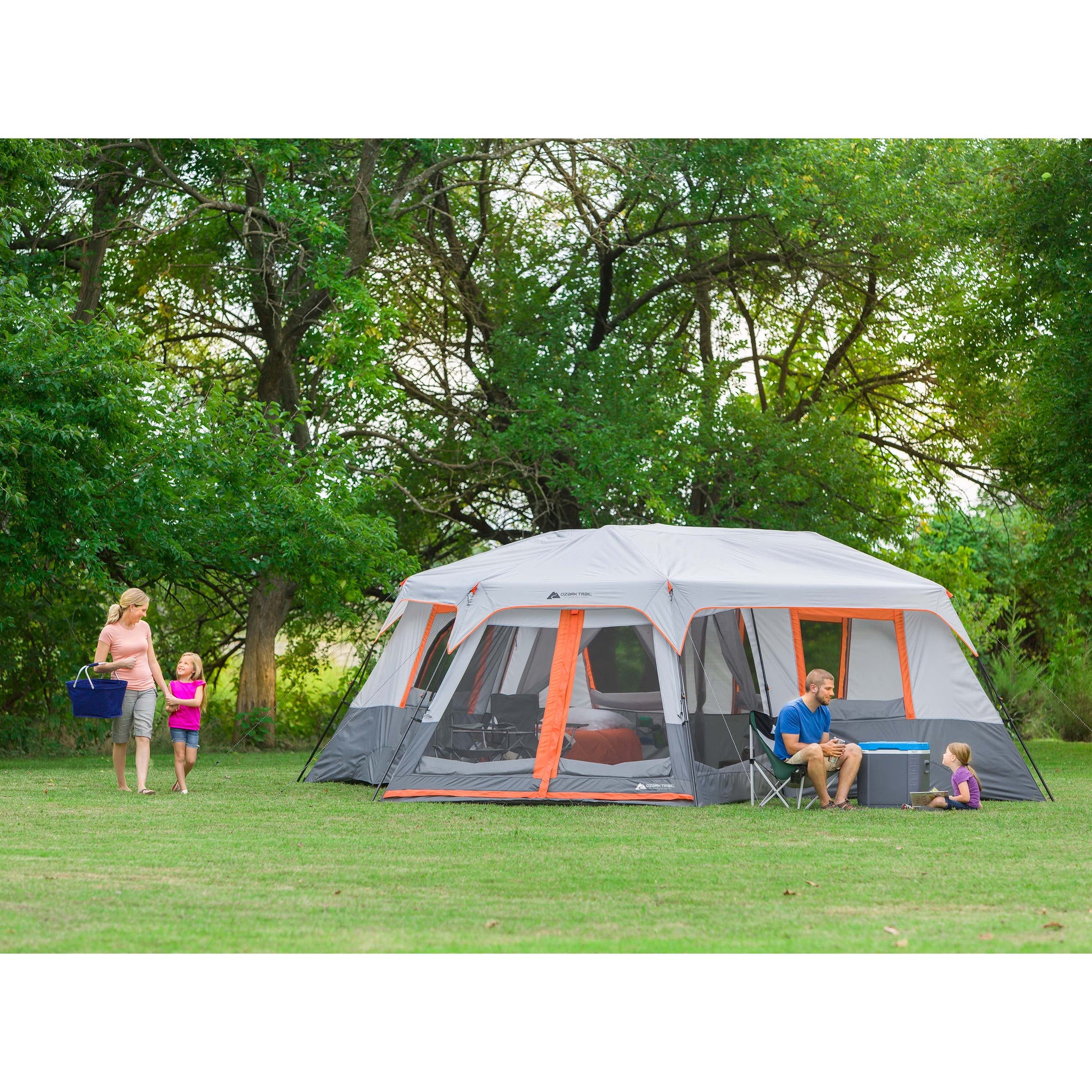 Ein geräumiges und robustes Zelt für bis zu 12 Personen, mit einem zusätzlichen Screen Room für Insektenschutz. Leichtgewichtig und einfach aufzubauen, ideal für Campingausflüge und Outdoor-Abenteuer. Maße: 20 Fuß x 18 Fuß und ein Gewicht von 56,5 lbs.