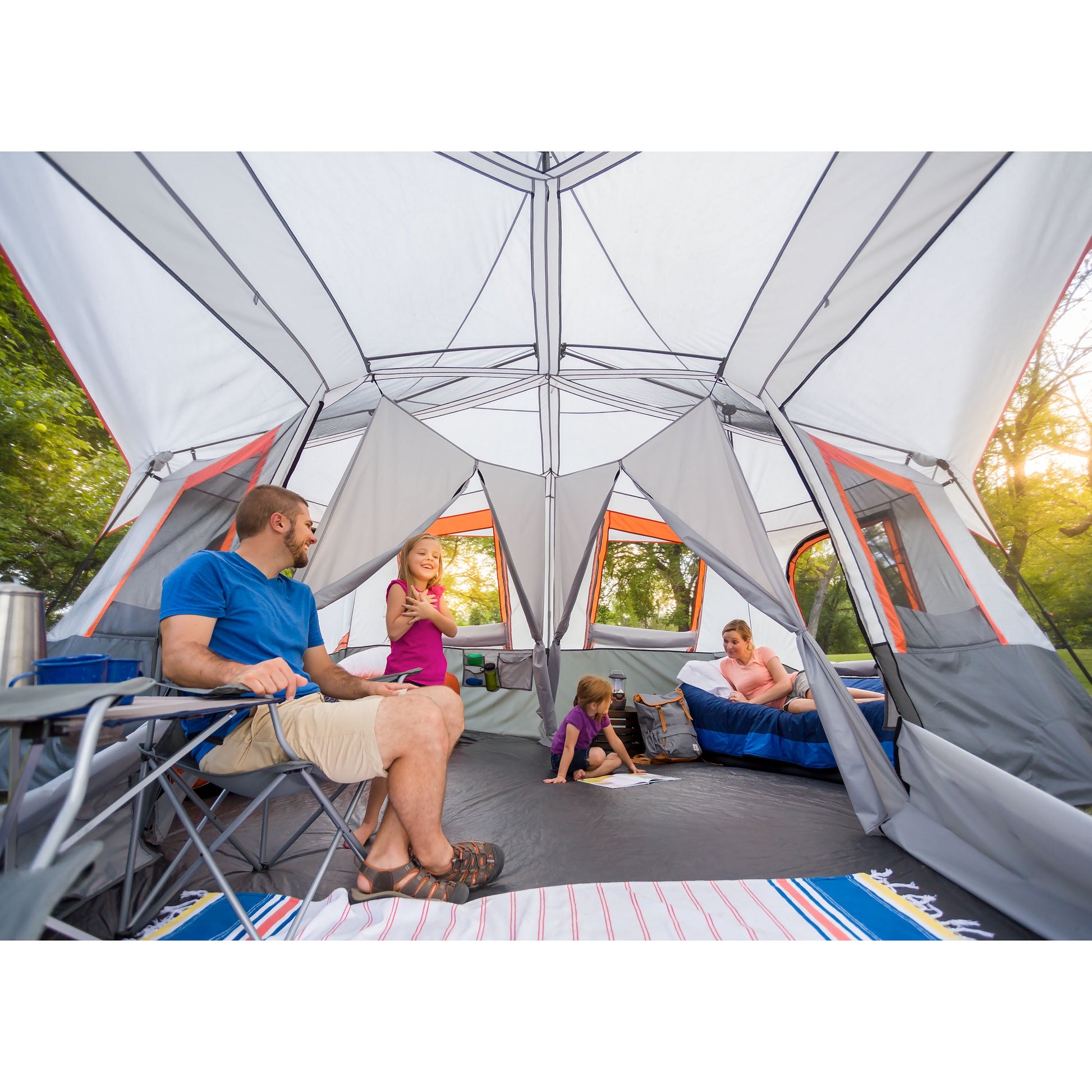 Das Bild zeigt eine geräumige 20' x 18' Instant Cabin Zelt mit einem zusätzlichen Screen Room für ultimativen Komfort im Freien. Mit Platz für bis zu 12 Personen und einem Gewicht von nur 56.5 lbs ist dieses Zelt ideal für Gruppenausflüge oder Familienurlaube im Freien. Mit dieser hochwertigen und funktionalen Zeltausstattung können Sie sich auf ein komfortables und unvergessliches Outdoor-Erlebnis freuen.