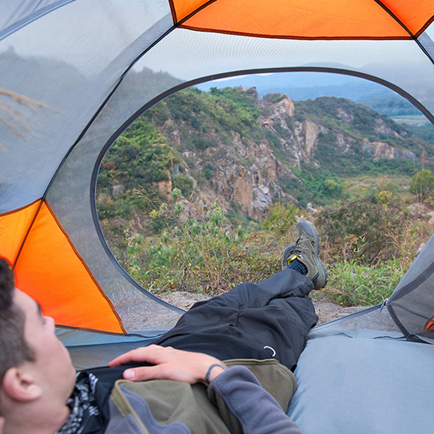 Das 2/4-Personen-Campingzelt ist leicht, wasserdicht und winddicht. Mit zwei Türen für einfachen Zugang und Aufbau sowie einer doppelten Schicht für zusätzlichen Schutz ist es ideal für Familien-Camping, Jagd, Wandern, Bergsteigen und Reisen.